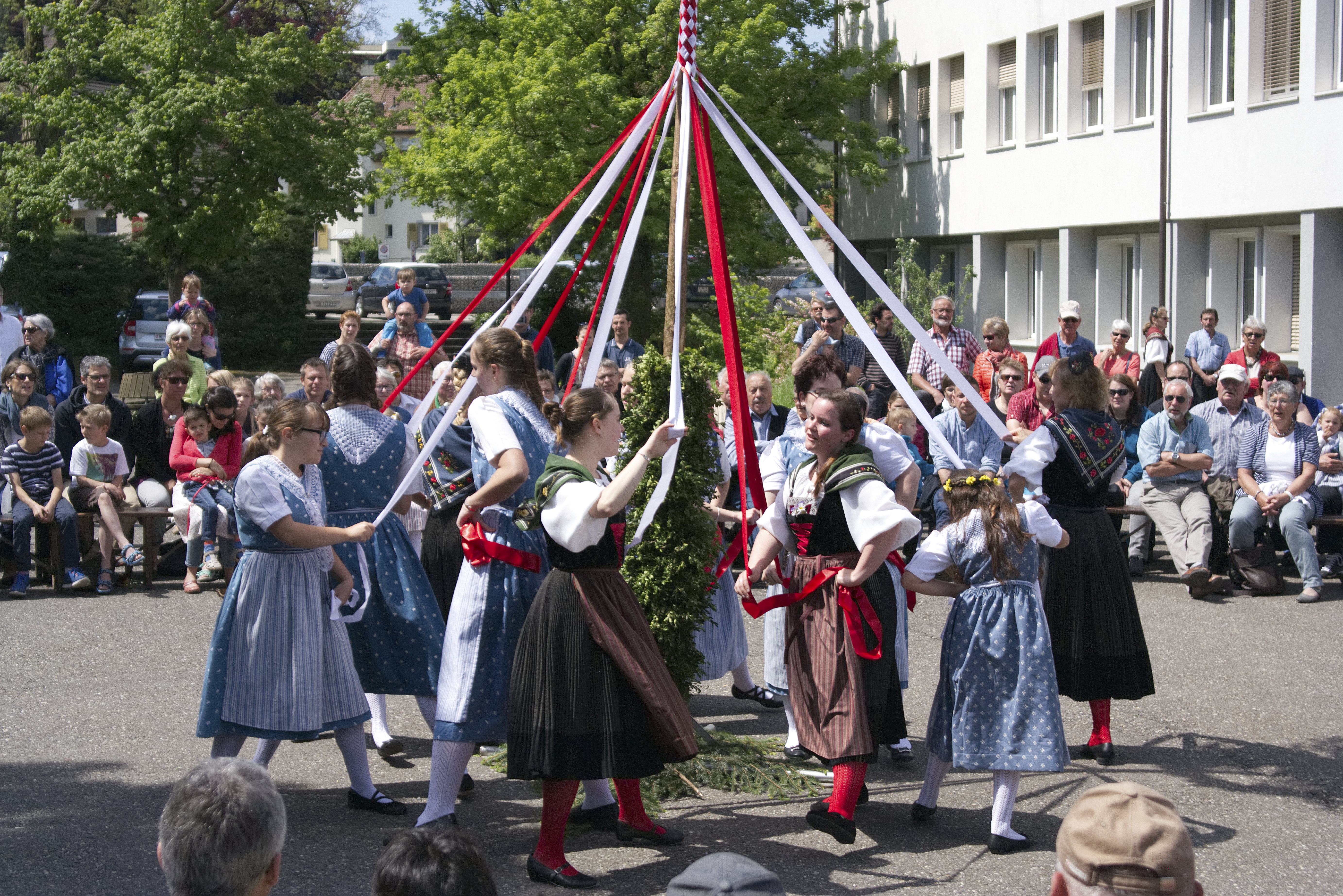 Maisingen und Tanzen bei schönstem Frühlingswetter